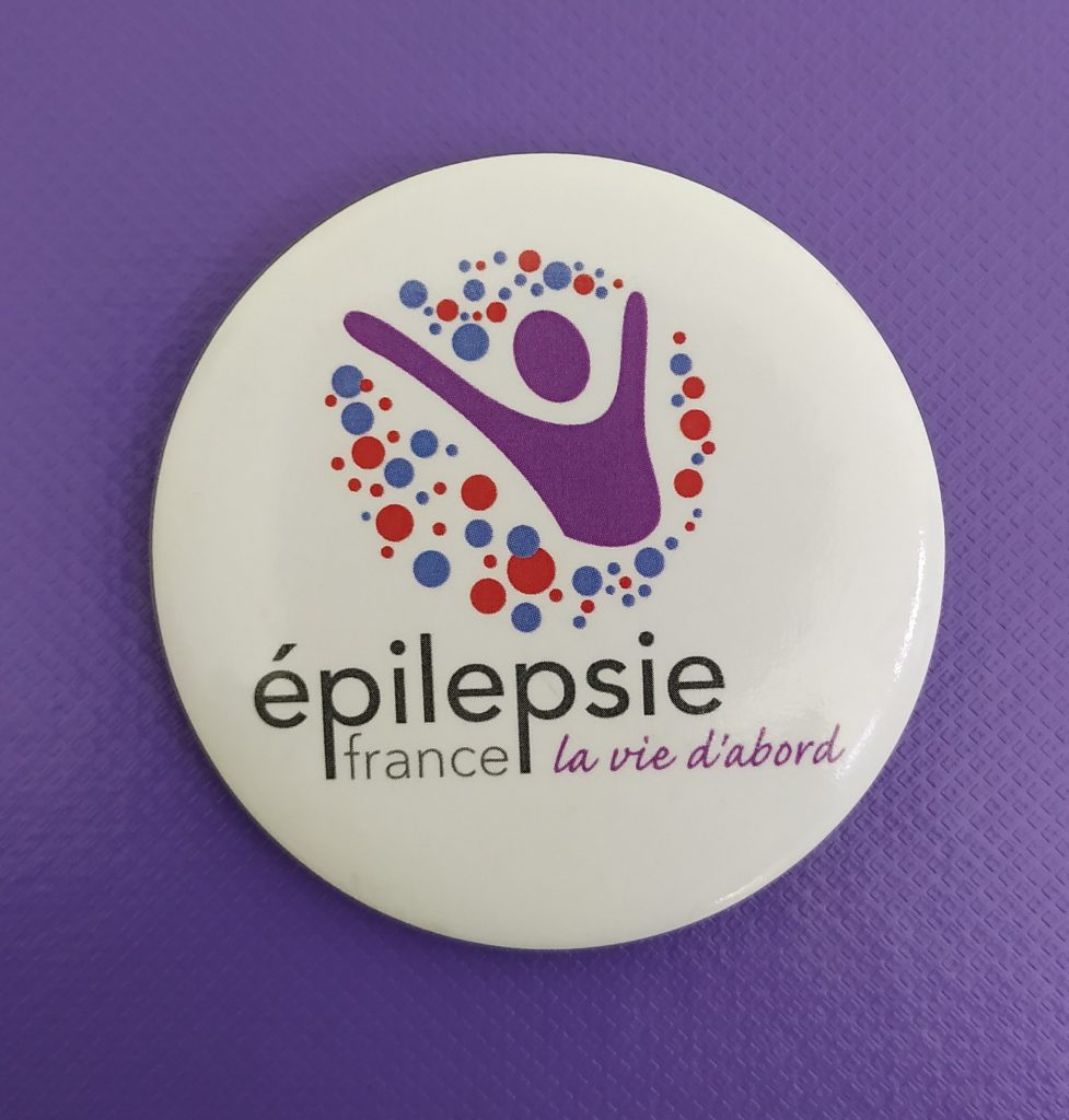 badge au logo d'Épilepsie-France avec épingle de sûreté